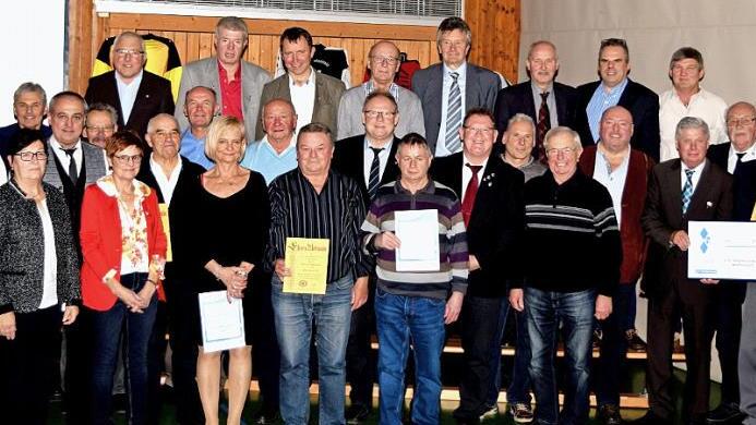 Der festliche Rahmen des Jubil&auml;umsabends bot zugleich eine gute Gelegenheit f&uuml;r den 1. FC Altenkunstadt, um seine langj&auml;hrigen und verdienten Mitglieder zu ehren.  Foto: Dieter Radziej