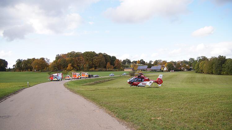 Auto landet auf Dach: Bei Hennenbach im Kreis Ansbach ist es am Samstag zu einem schweren Unfall gekommen.