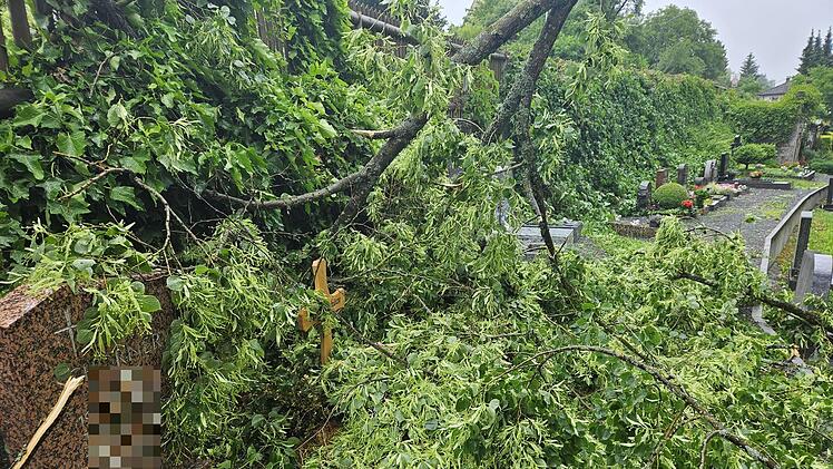 Marktrodach von Unwetter gebeutelt - verwüstete Friedhöfe, umgestürzte Bäume, geschlossenes Freibad