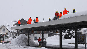Technisches Hilfswerk befreit Bahnhofsdach von Schnee