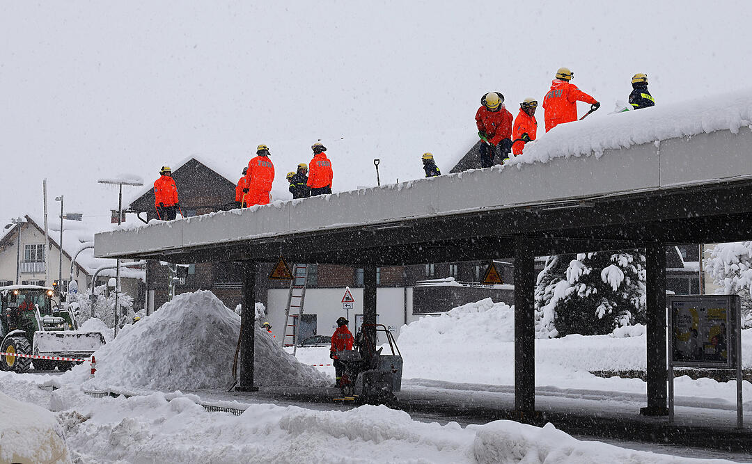 Technisches Hilfswerk befreit Bahnhofsdach von Schnee
