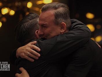 Große Emotionen beim Staffelfinale von "Kitchen Impossible": Tim Mälzer erkannte seinen Dauerrivalen und Freund Tim Raue fast nicht wieder.
