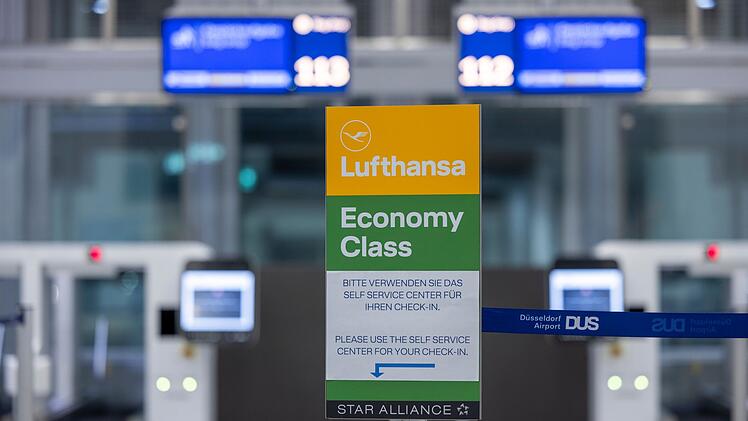 Leere Check-in-Schalter bei der Lufthansa