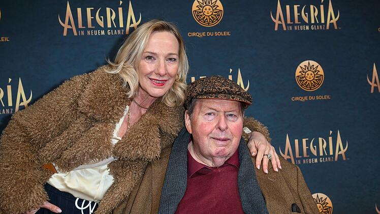 Ottfried Fischer mit seiner Ehefrau Simone Brandlmeier im Februar 2026. Seit der Heirat der beiden im Jahr 2020 hat Fischer 80 Kilogramm abgenommen.