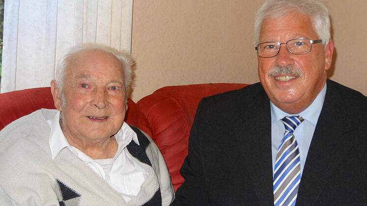 Einer von vielen Gratulanten: Lothar Ebert, dritter Bürgermeister und Neffe vop Andreas Ebert.  Foto: Berthel