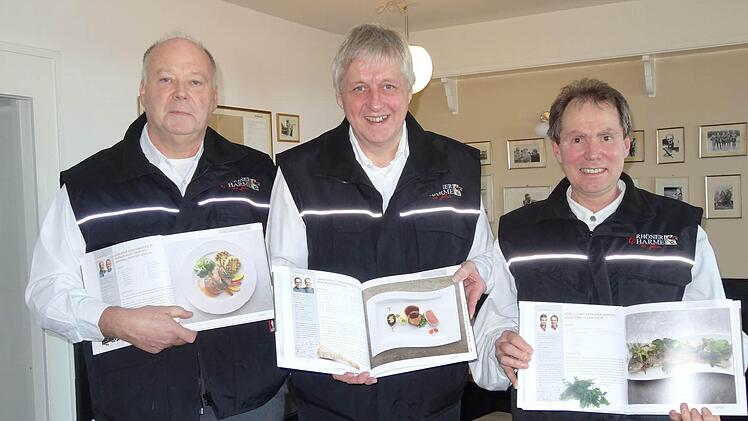 Sie stellten das Jubiläums-Kochbuch der Wirtevereinigung "Rhöner Charme" vor: Alexander Leubecher (Gersfeld) und die Vorsitzenden der Wirtevereinigung Dieter Kehl (Tann-Lahrbach) und Stefan Hohmann (Hilders). Foto: Marion Eckert