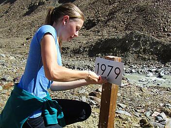 Miriam Singer (l.) zeigt, wo sich der Gletscher im Jahr 1979 noch befunden ha