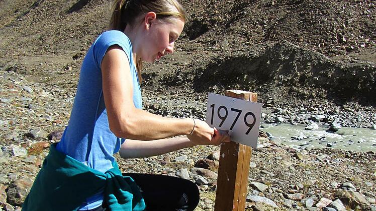 Miriam Singer (l.) zeigt, wo sich der Gletscher im Jahr 1979 noch befunden ha