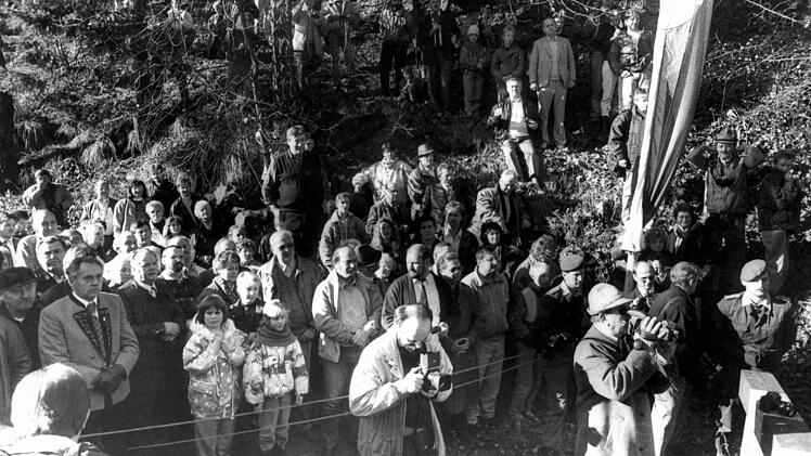 Zahlreiche Schaulustige beobachteten das Entfernen der Grenzbarrieren am Falkenstein. An ihnen fuhr Lokführer Heinz Barnickel vorbei.