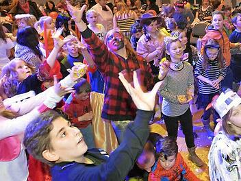 Zwischen Spielen und Tanzvorführungen regnet es beim Kulmbacher Kinderfasching Süßigkeiten. Foto: Archiv/Ronald Rinklef