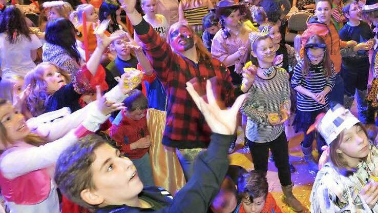 Zwischen Spielen und Tanzvorführungen regnet es beim Kulmbacher Kinderfasching Süßigkeiten. Foto: Archiv/Ronald Rinklef