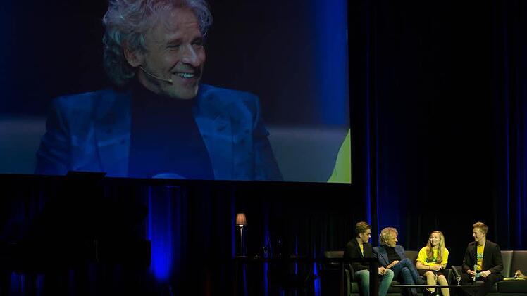 Neben Thomas Gottschalk - da kommt man sich richtig klein vor. Foto: Barbara Herbst