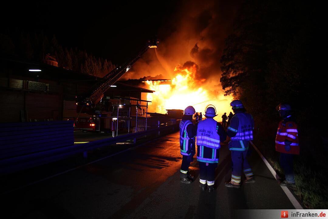 Riesiges Flammeninferno zerstoert grosses Saegewerk - Meterhohe Flammen