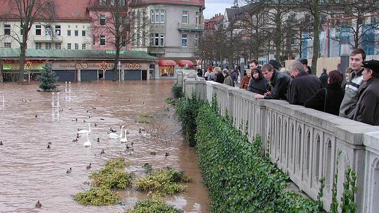 Wie schnell der Rosengarten überschwemmt werden kann, haben die Bad Kissinger 2003 beobachten können. Foto: Archiv/Bartl