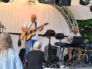 Alle düsteren Wolken haben sich rechtzeitig noch verzogen. Und los ging's mit dem Musikprogramm. Fotos: Ronald Rinklef