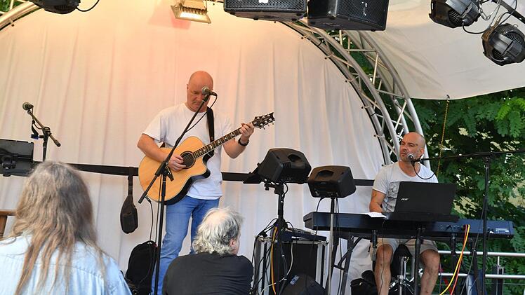 Alle düsteren Wolken haben sich rechtzeitig noch verzogen. Und los ging's mit dem Musikprogramm. Fotos: Ronald Rinklef