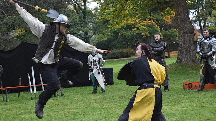 Beim Live Action Role Play, kurz LARP, werden mittelalterliche Zweikämpfe auf dem Mittelalterfest erstaunlich lebensnah nachgestellt.Daniela Pondelicek