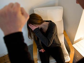 Mehrmals hat ein 19-Jähriger seine Freundin verprügelt.  Symbolfoto: Inga Kjer, dpa