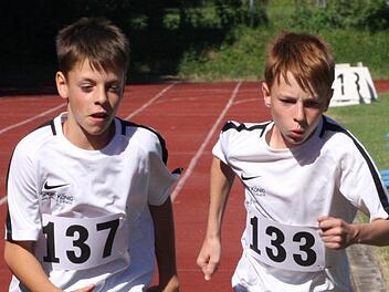 Erfolgreiche Zwillinge aus Rottershausen: Claudio (links) gewann den Weitsprung und die 800 Meter, Luca (rechts)  die Hürden.