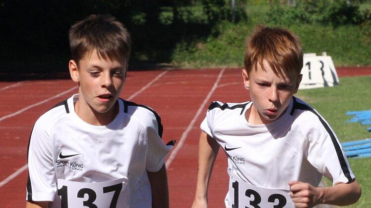 Erfolgreiche Zwillinge aus Rottershausen: Claudio (links) gewann den Weitsprung und die 800 Meter, Luca (rechts)  die Hürden.