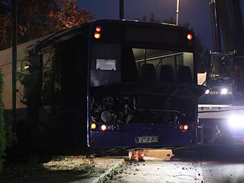 Der Bus fuhr durch zwei Vorg&auml;rten und prallte schlie&szlig;lich gegen ein Haus. F&uuml;r die Bergungsarbeiten musste auch ein Kran verwendet werden. Foto:  NEWS5 / O&szlig;wald