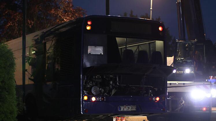 Der Bus fuhr durch zwei Vorg&auml;rten und prallte schlie&szlig;lich gegen ein Haus. F&uuml;r die Bergungsarbeiten musste auch ein Kran verwendet werden. Foto:  NEWS5 / O&szlig;wald