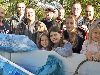 Einige Mitglieder des Fischereivereins befreiten die Ufer der Aisch und der angrenzenden Gräben von Unrat. Foto: Paul Neudörfer