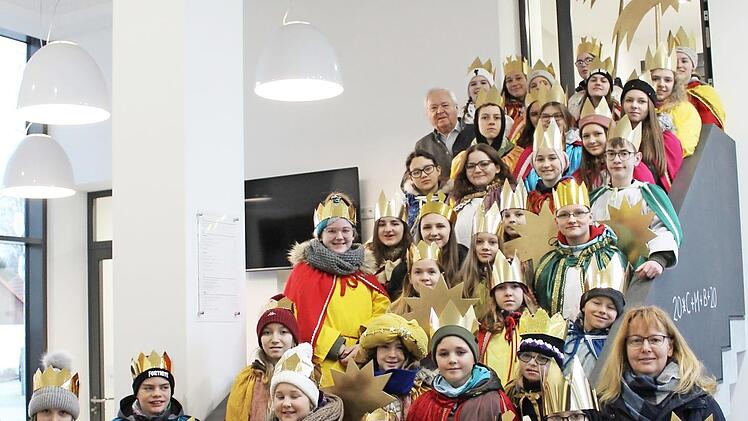 Die Sternsinger besuchten Bürgermeister Helmut Fischer (oben links) im Michelauer Rathaus. Foto: Stefan Fleischmann