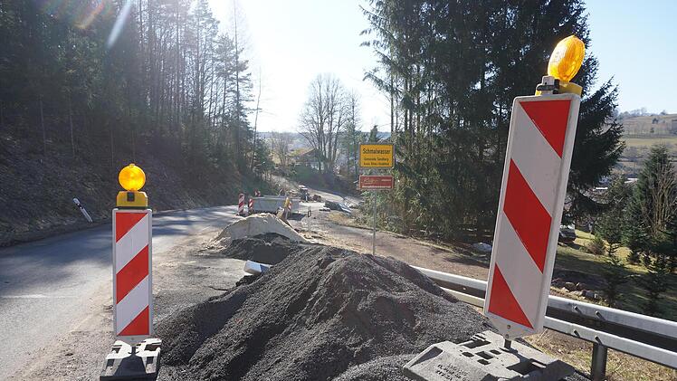 Bis Ende März wird die Salzforststraße in Schmalwasser noch gesperrt  bleiben. Die Umleitung führt über Steinach oder Bischofsheim. Foto: Marion Eckert