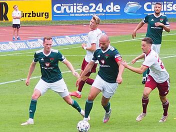 Wenn Not am Mann ist, hilft Adam Jabiri auch schon mal im eigenen Strafraum aus - wie auf unserem Bild. Der FC-Kapitän traf auch ins Nürnberger Tor, aber mehr Treffer sollten den 05ern gegen die Club-Reserve beim 1:1 nicht gelingen. Foto: Jürgen Schmitt