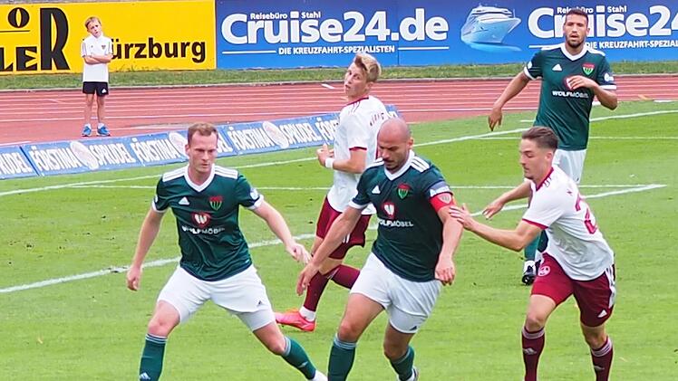 Wenn Not am Mann ist, hilft Adam Jabiri auch schon mal im eigenen Strafraum aus - wie auf unserem Bild. Der FC-Kapitän traf auch ins Nürnberger Tor, aber mehr Treffer sollten den 05ern gegen die Club-Reserve beim 1:1 nicht gelingen. Foto: Jürgen Schmitt