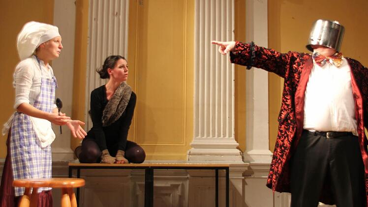 Dorothea Schreiber (Marianne), Victoria Heinz (Katze) und Stephan Bach (Pondio)