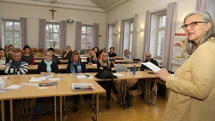 Gertrud Glössner-Möschk, Leiterin der Lokalredaktion Bamberg, erklärte den Schülern, was eine Tageszeitung alles bietet.