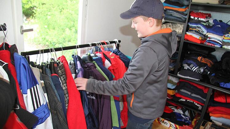Christoph Enzmann, der schon beim TSV 08 spielt, stöbert im Bauwagen. Der Achtjährige sucht eine Jacke. "Vielleicht eine blaue", meint er.