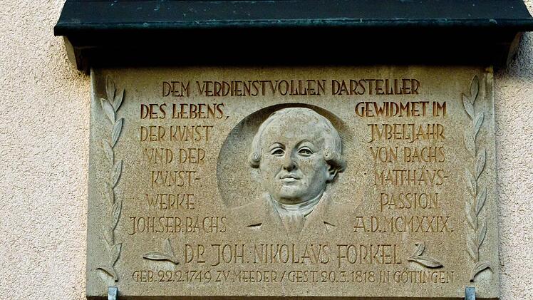 Diese Gedenktafel in seiner Heimatgemeinde Meeder erinnert an den Bach-Forscher Johann Nikolaus Forkel.