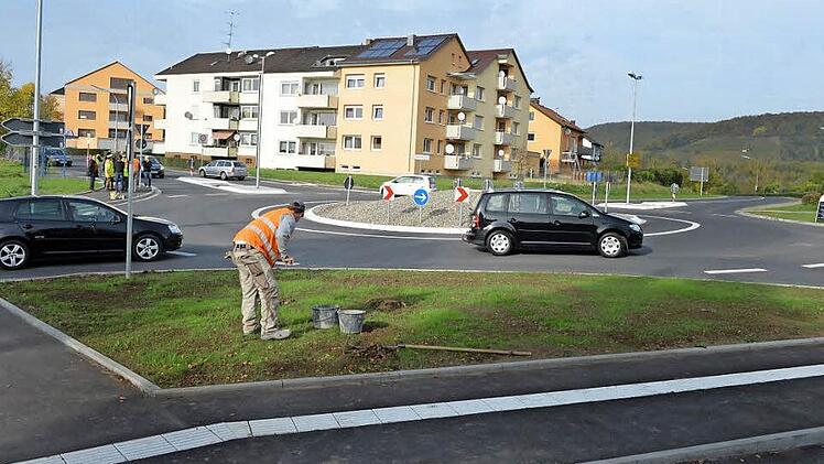 Der Verkehr läuft rund auf dem neuen Kreisverkehr in Zeil. Stadt und Behörden nahmen die Verkehrsanlage ab und übergaben sie offiziell. Noch während der Abnahme wurde letzte Hand angelegt und ausgebessert. Die Insel des neuen Kreisels wird noch gestaltet.  Fotos: Ronald Rinklef