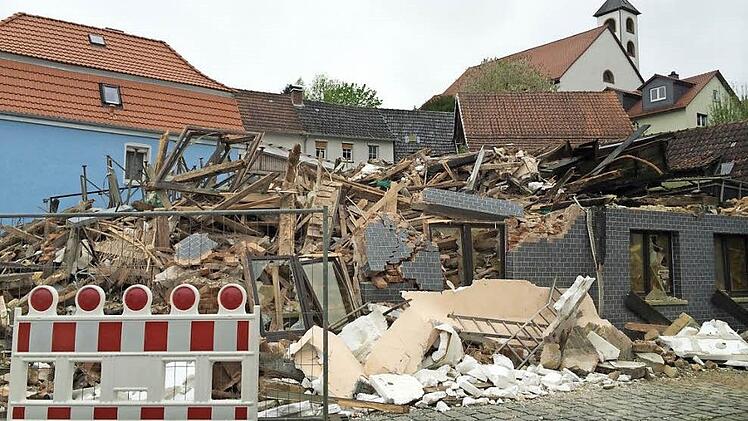 Wo bislang die Brandruine stand, ist seit Donnerstag nur noch ein Schutthaufen. Foto: Corinna Igler