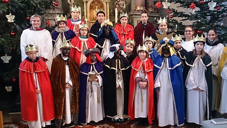 Die Sternsinger aus Wildflecken und Oberwildflecken wurden am Dreikönigstag in der 9-Uhr-Aussendungseucharistiefeier von Pfarrer Florian Judmann auf den Weg geschickt. Foto: Stefan Raab
