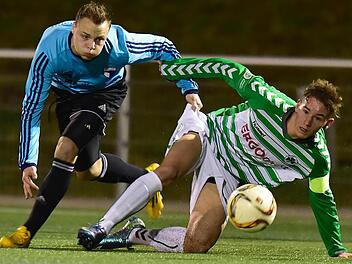 Zwei neue Gesichter im Trikot der SpVgg Jahn Forchheim: Timo Strohmer (l, im Duell gegen Peter Jost) stand ebenso wie ...