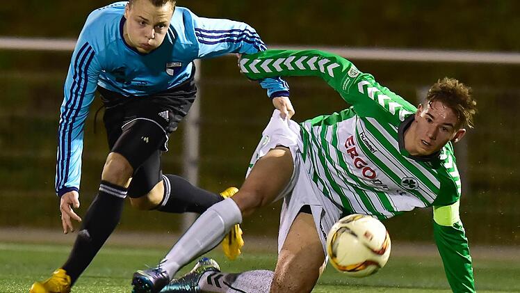 Zwei neue Gesichter im Trikot der SpVgg Jahn Forchheim: Timo Strohmer (l, im Duell gegen Peter Jost) stand ebenso wie ...
