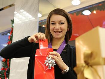 Noch vor wenigen Tagen hatten die Verkäuferinnen mit dem Einpacken von Weihnachtsgeschenken zu tun - und die scheinen größtenteils angekommen zu sein. Denn es wird längst nicht mehr so viel umgetauscht wie in der Vergangenheit.  Foto: Archiv Andreas Oswald
