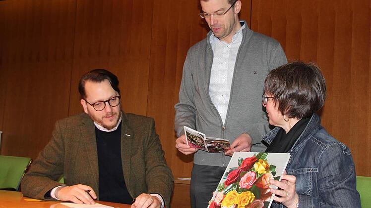 Museologe Alexander Süß (links) und Tourismus-Leiterin Kerstin Löw stellen die Veranstaltungs-Highlights 2017 vor. Dritter Bürgermeister Markus Wich (CSU) will Kronach als Kulturstadt noch bekannter machen. Foto: Ronald Heck