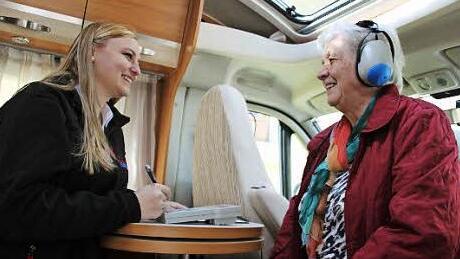 Edith Welsch aus Ludwigsstadt (rechts) mit Hanna Ebert beim Hörtest.