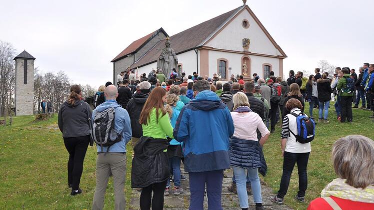 Diakon Kim Sell führte die Fußwallfahrer auf den Maria Ehrenberg zur Eröffnung des Wallfahrtsjahres. Foto: Petra Heurich