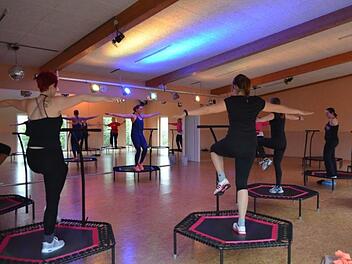 Fitness auf dem Trampolin: Das "Jumping" erfreut sich auch in Höchstadt großer Beliebtheit. Foto: Larissa Händel
