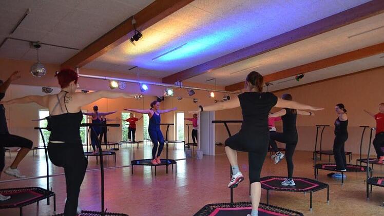 Fitness auf dem Trampolin: Das "Jumping" erfreut sich auch in Höchstadt großer Beliebtheit. Foto: Larissa Händel