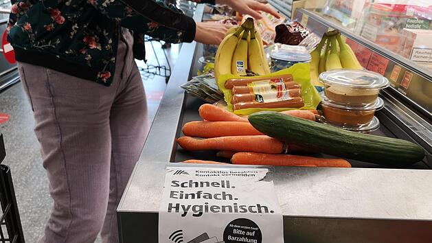 An der Kasse erinnert der Ebelsbacher Aldi ans bargeldlose Zahlen. Lucie Homann