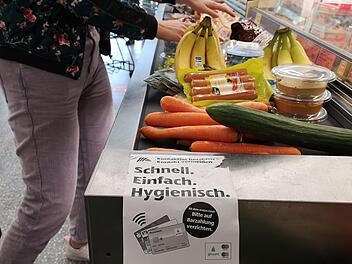 An der Kasse erinnert der Ebelsbacher Aldi ans bargeldlose Zahlen. Lucie Homann