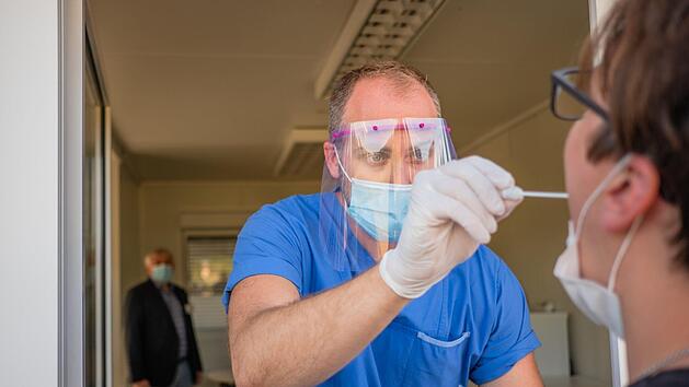 &Uuml;ber einen Rachenabstrich wird auf eine akute Infektion getestet.  Foto: Lea Schreiber