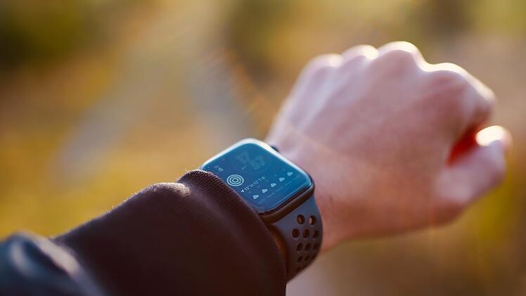 Ein täglicher Begleiter: die Smartwatch. Das meistverkaufte Modell bei Amazon kostet gerade einmal 50 Euro.